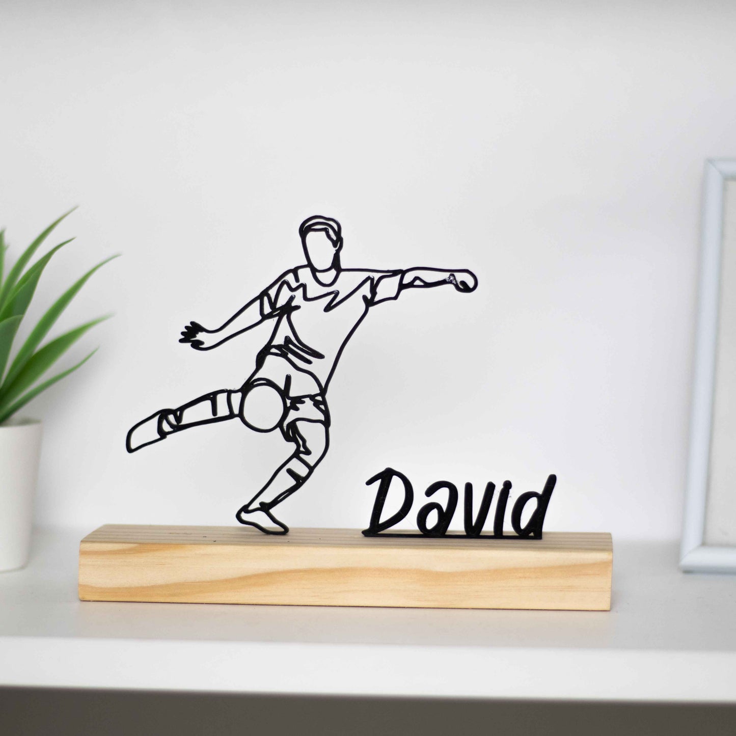 Escultura troféu de jogador de futebol com base de madeira. Perfeito como prémio de competição, presente para jogadores ou decoração temática.
