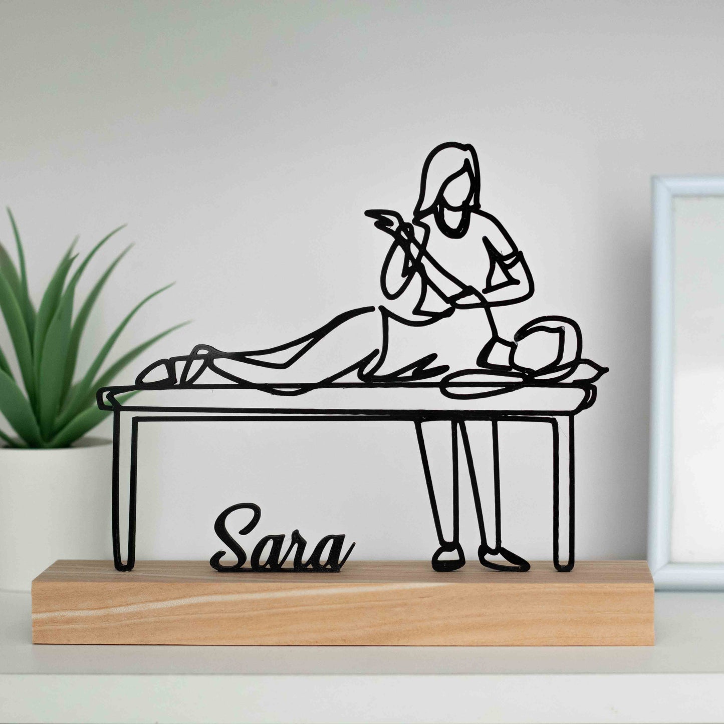 Figura de massoterapeuta em ação, ideal como decoração ou troféu profissional.
