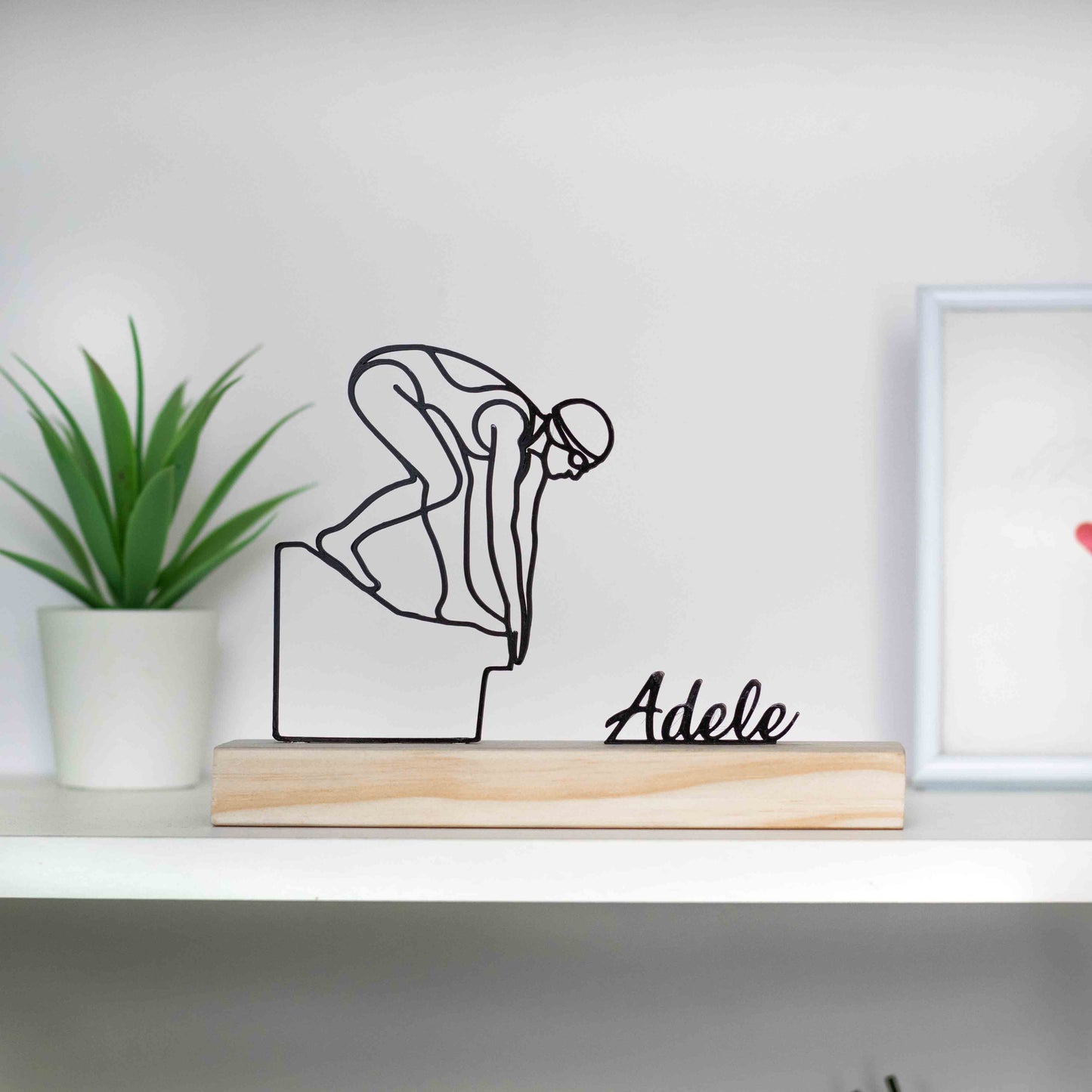 Figura desportiva feminina em pose de natação, decoração inspiradora.