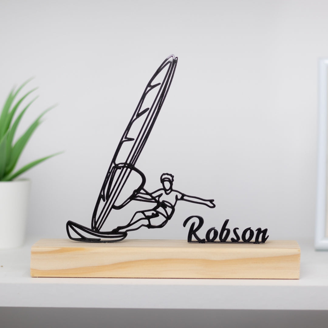 Escultura de windsurfista personalizada com nome, peça decorativa inspiradora.