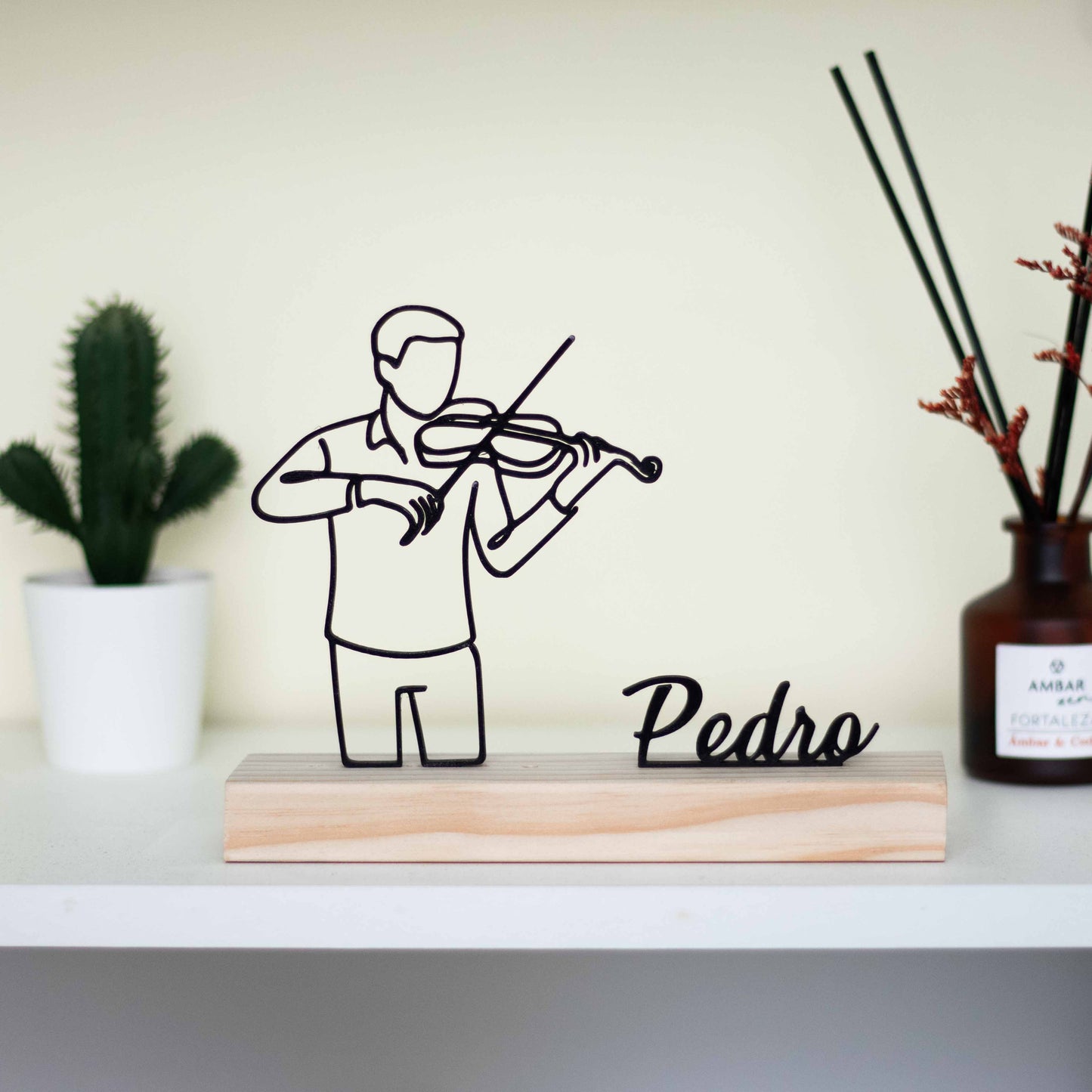 Escultura musical de violinista, homenagem personalizada com nome