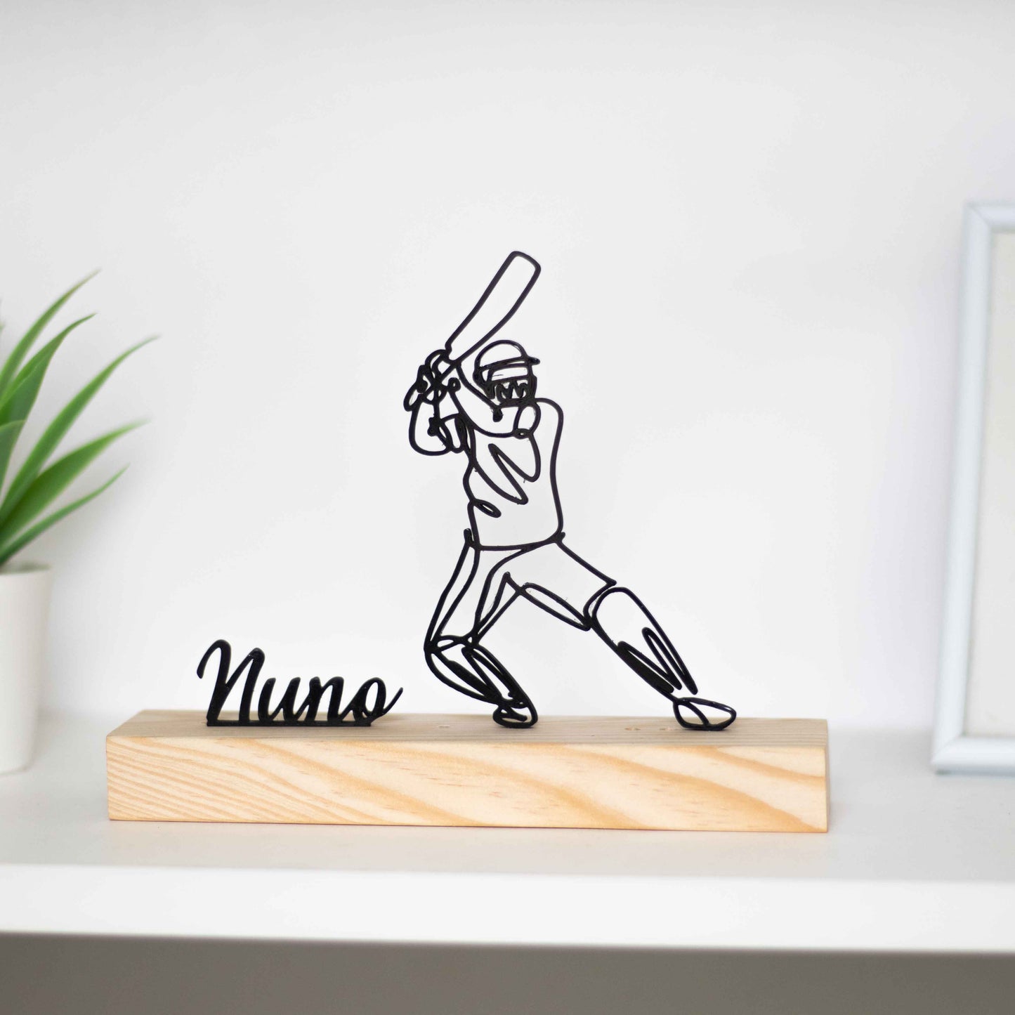 Escultura troféu de críquete com base de madeira. Ideal como prémio de competição, presente para atletas ou decoração temática.