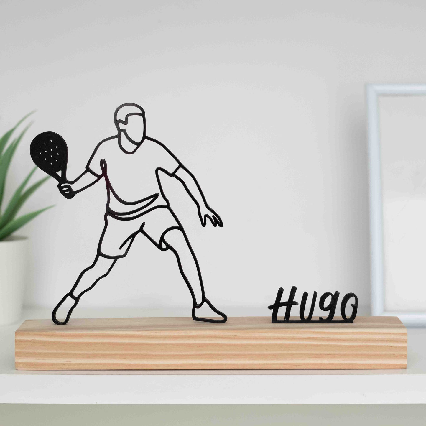 Figura de jogador de padel a bater na bola, presente personalizado desportivo.