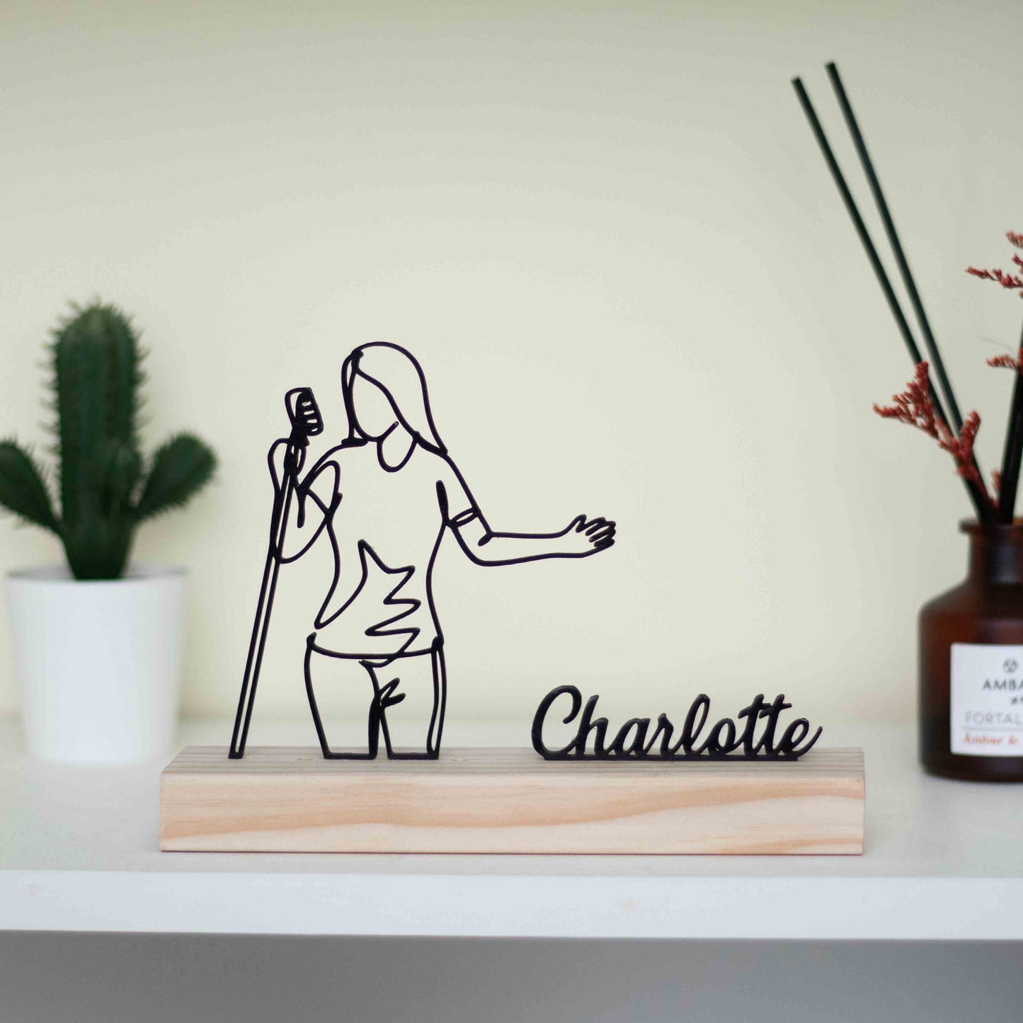 Estatueta de cantora com microfone, escultura personalizada para eventos ou prenda criativa.