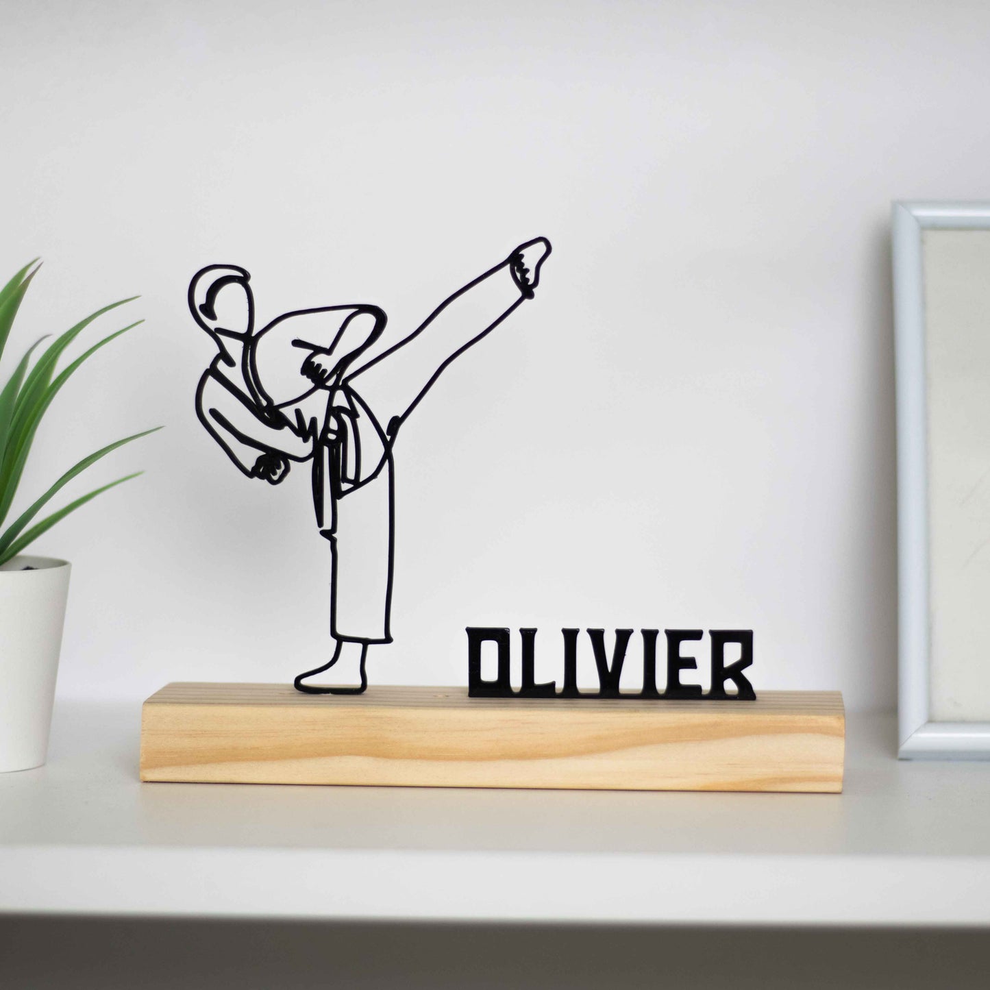 Taekwondo Homem escultura de troféu com base de madeira. Um presente ou prêmio personalizado perfeito para amantes de basquete, e decoração elegante. Personalizável com um nome de sua escolha, tornando-o uma lembrança única e especial.