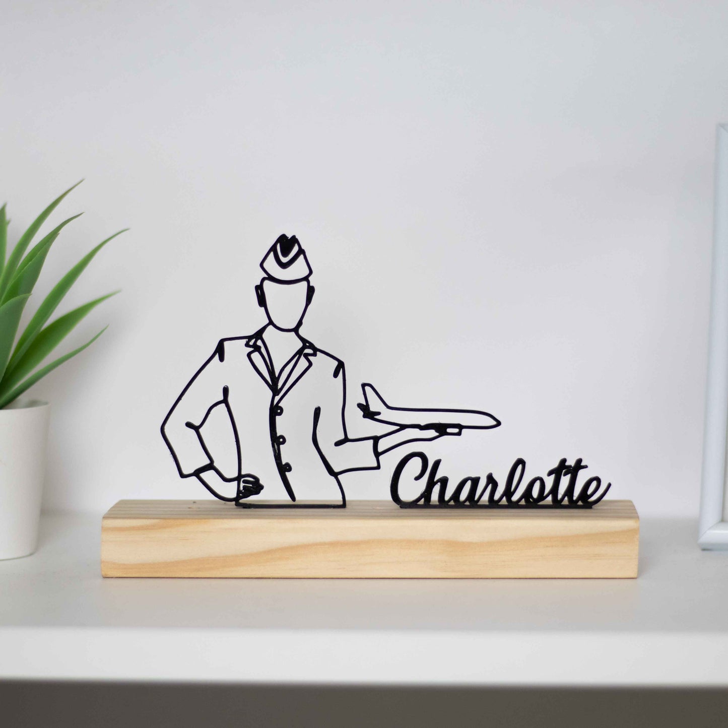 Escultura troféu de assistente de bordo com base de madeira, representando uma profissional da aviação. Perfeito como homenagem, prémio personalizado ou decoração temática para amantes da aviação. Personalizável com um nome à escolha.