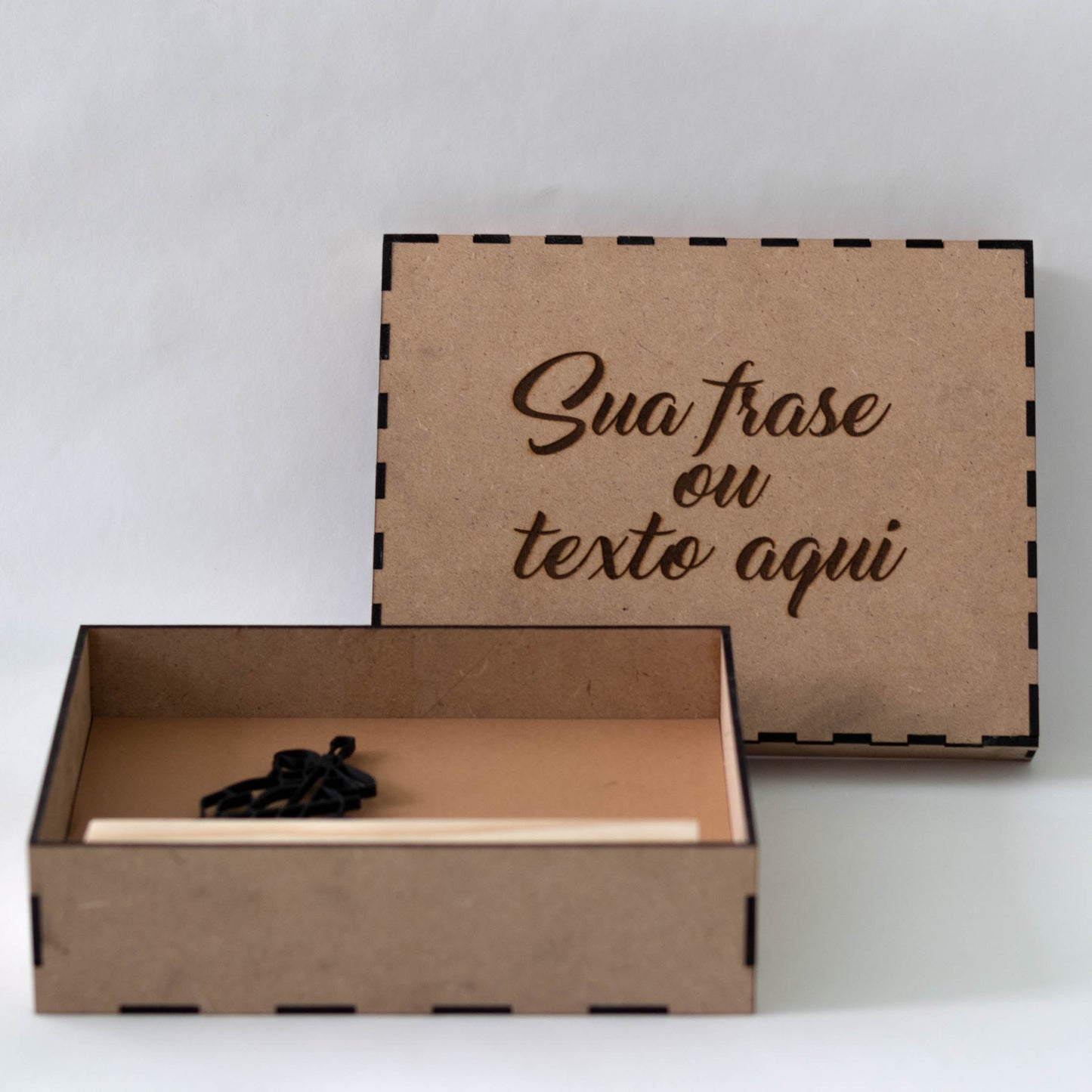 Caixa de presente premium com um design elegante e moderno e acabamento de alta qualidade. Personalizável com nomes ou mensagens, ideal para aniversários, datas comemorativas, casamentos e eventos corporativos. Sua embalagem elegante aprimora cada apresentação de presente.