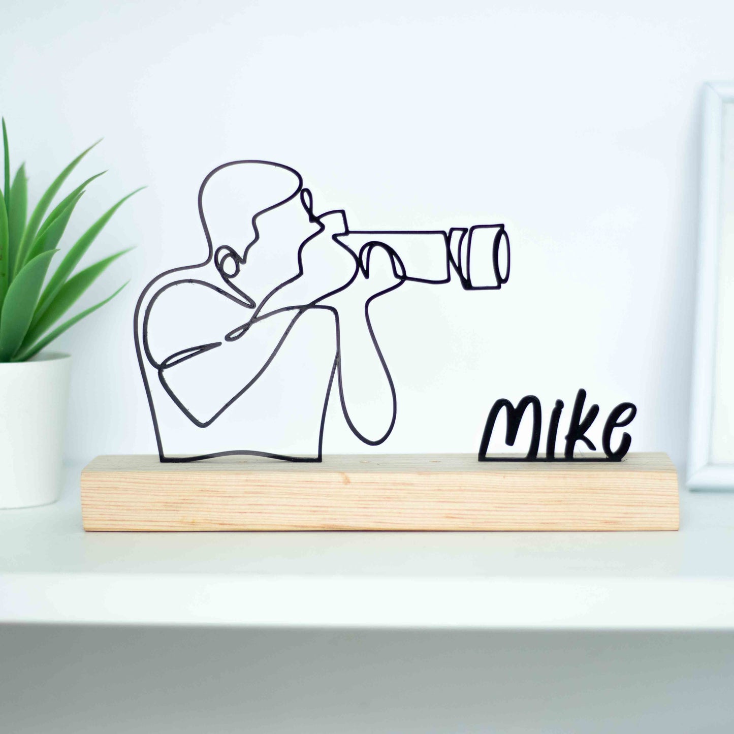 Estatueta de fotógrafo elegante, um tributo à arte da fotografia, ideal para decorar espaços criativos ou oferecer como presente.