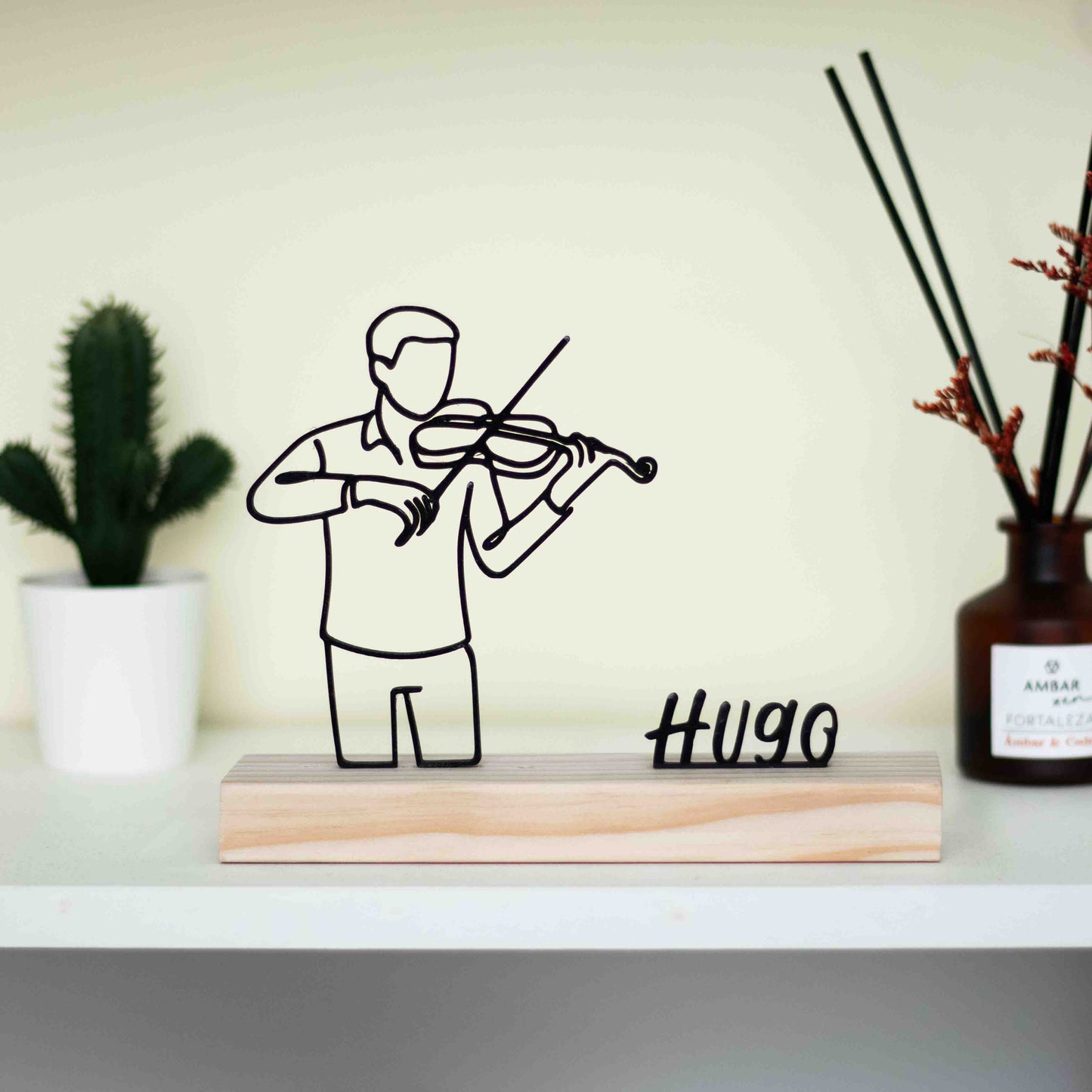 Escultura de violinista homem com base de madeira, presente personalizado para músicos.