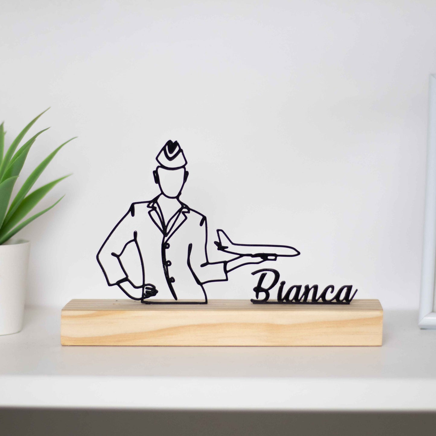 hospedeira de bordo detalhado, ideal como presente para tripulantes de cabine, prémio para profissionais da aviação ou peça decorativa temática. Personalizável com um nome à escolha.