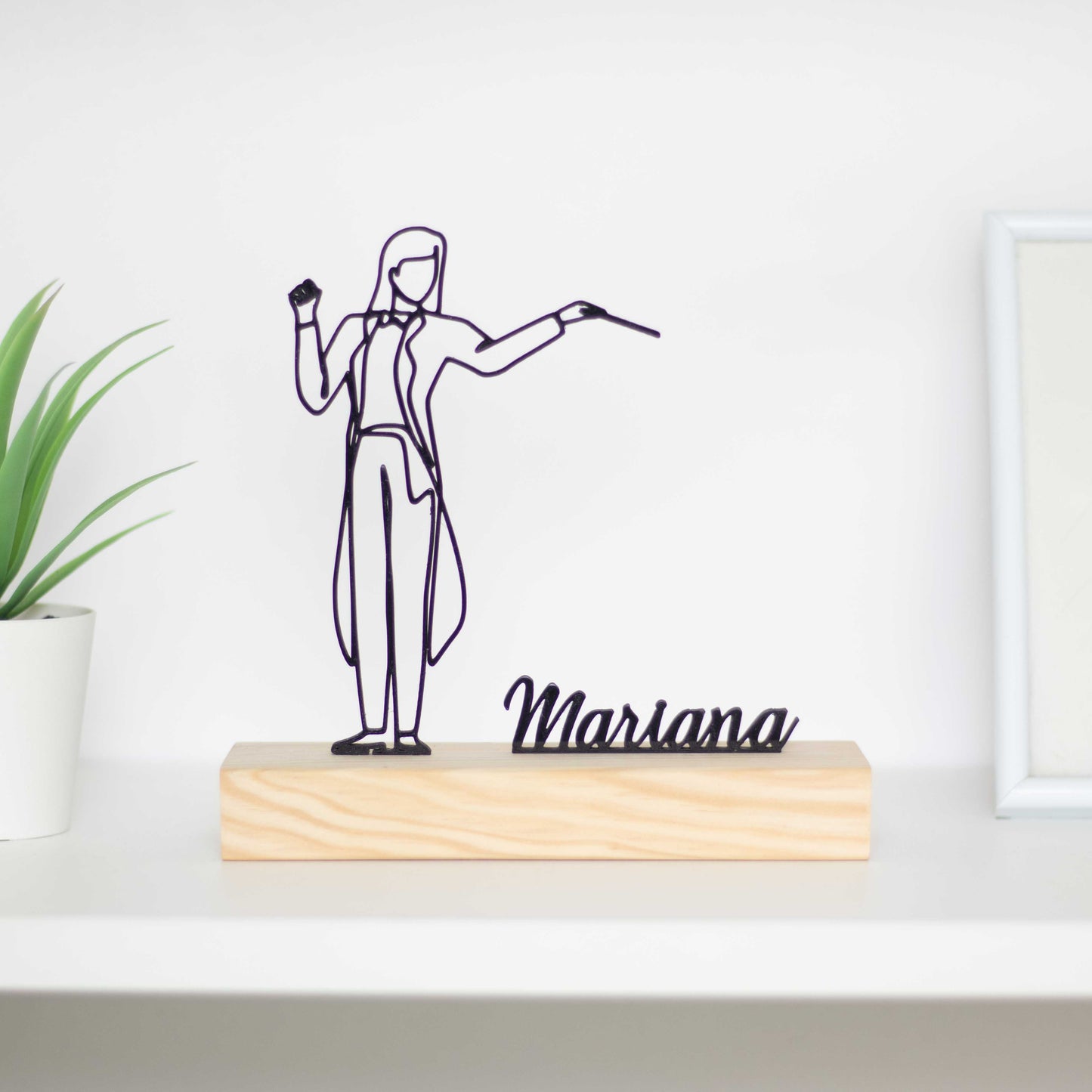 Escultura troféu de maestrina de orquestra com base de madeira, figura elegante de regente orquestral feminina. Presente personalizado ou prémio para maestrinas, regentes, amantes da música e decoração sofisticada. Personalizável com um nome à escolha, perfeito para uma lembrança única e especial.