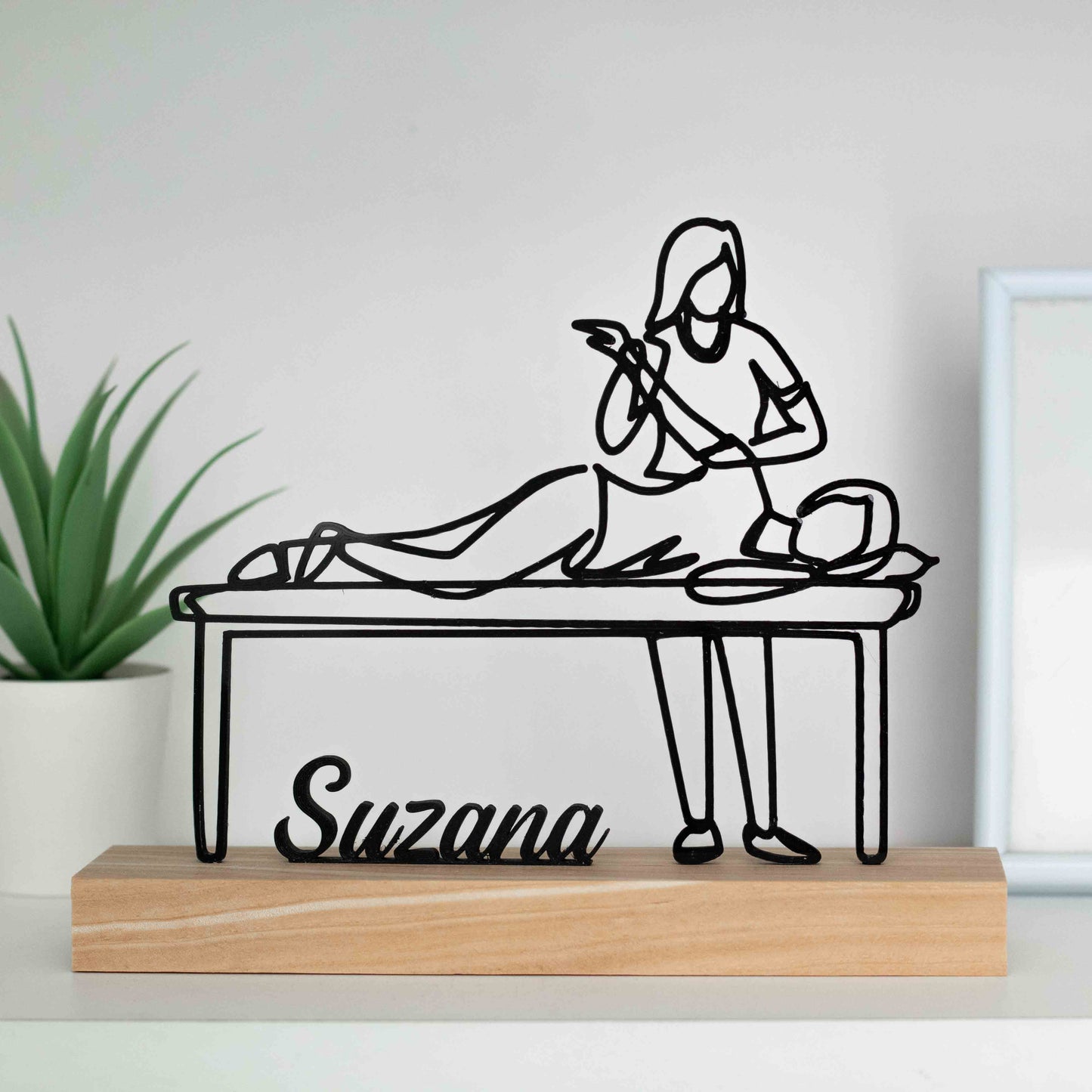 Estátua de fisioterapia e quiropraxia com base de madeira, prenda elegante e única.