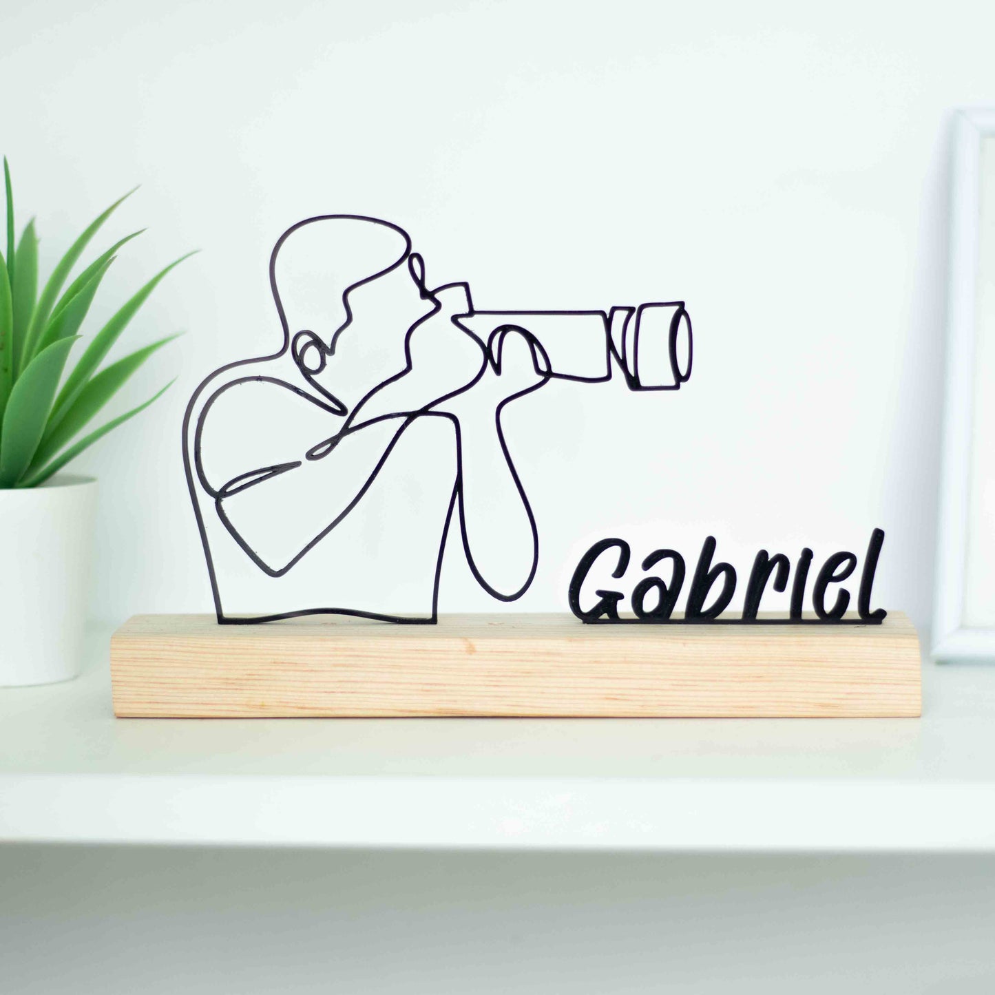 Figura de fotógrafo fixada em base de madeira, perfeita como prémio de fotografia, presente original ou peça decorativa.