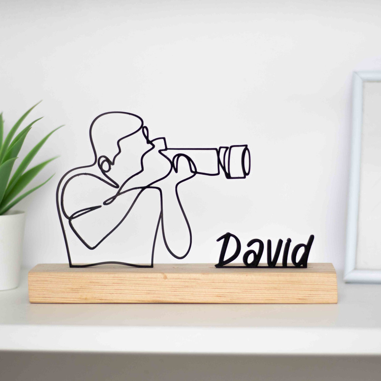 Escultura troféu de fotógrafo com base de madeira, ideal para amantes da fotografia, presente criativo e decoração de estúdio