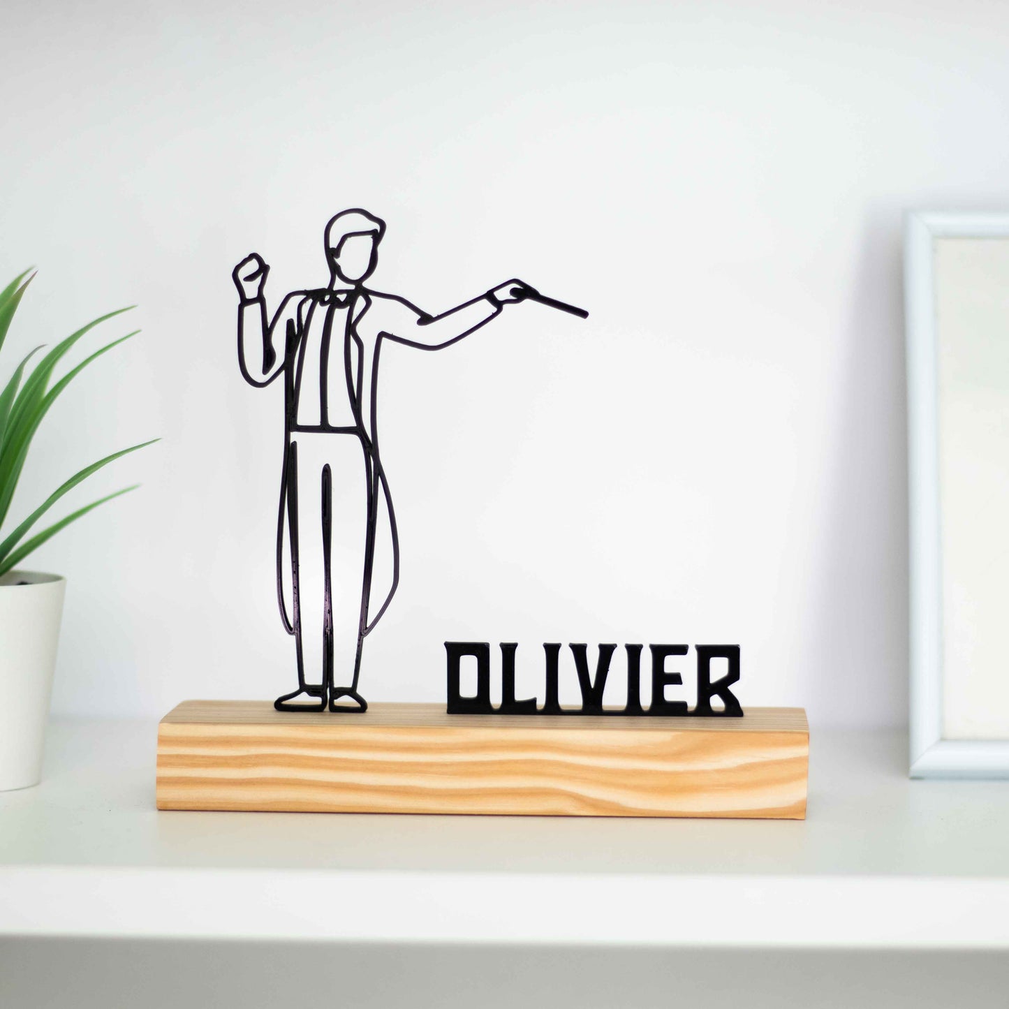 Escultura troféu de maestro de orquestra com base de madeira, figura elegante de regente orquestral. Presente personalizado ou prémio para maestros, regentes, amantes da música e decoração sofisticada. Personalizável com um nome à escolha, perfeito para uma lembrança única e especial.