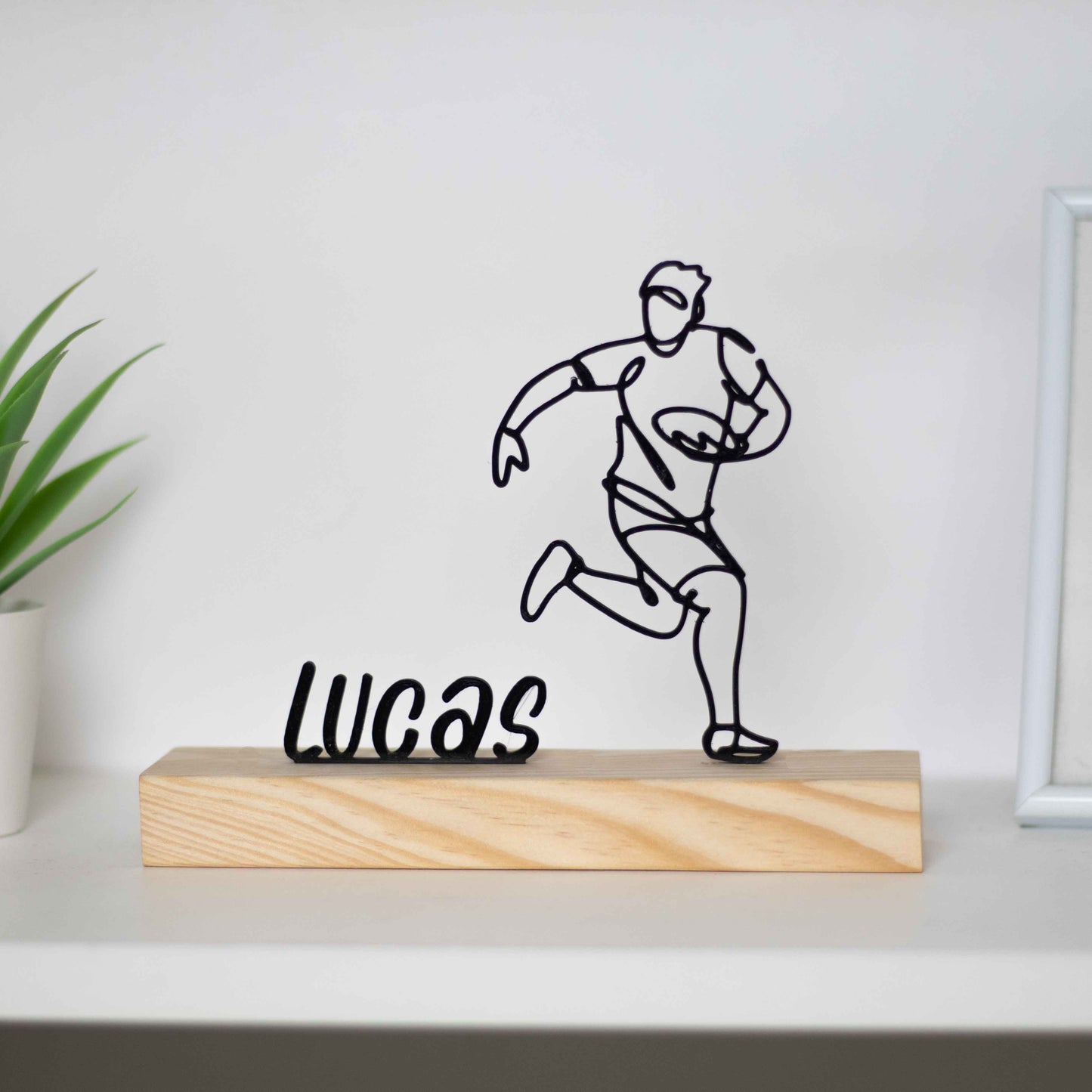 Estátua esportiva de um jogador de futebol americano, capturando movimento e força. Excelente como prémio de torneios, presente para jogadores ou torcedores apaixonados