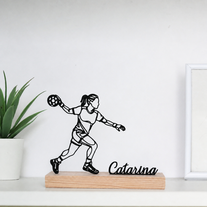 Escultura de jogadora de andebol em base de madeira.
Figura de atleta feminina de andebol, decoração de escritório desportivo.
Estátua profissional de andebol feminino, troféu de mérito desportivo.