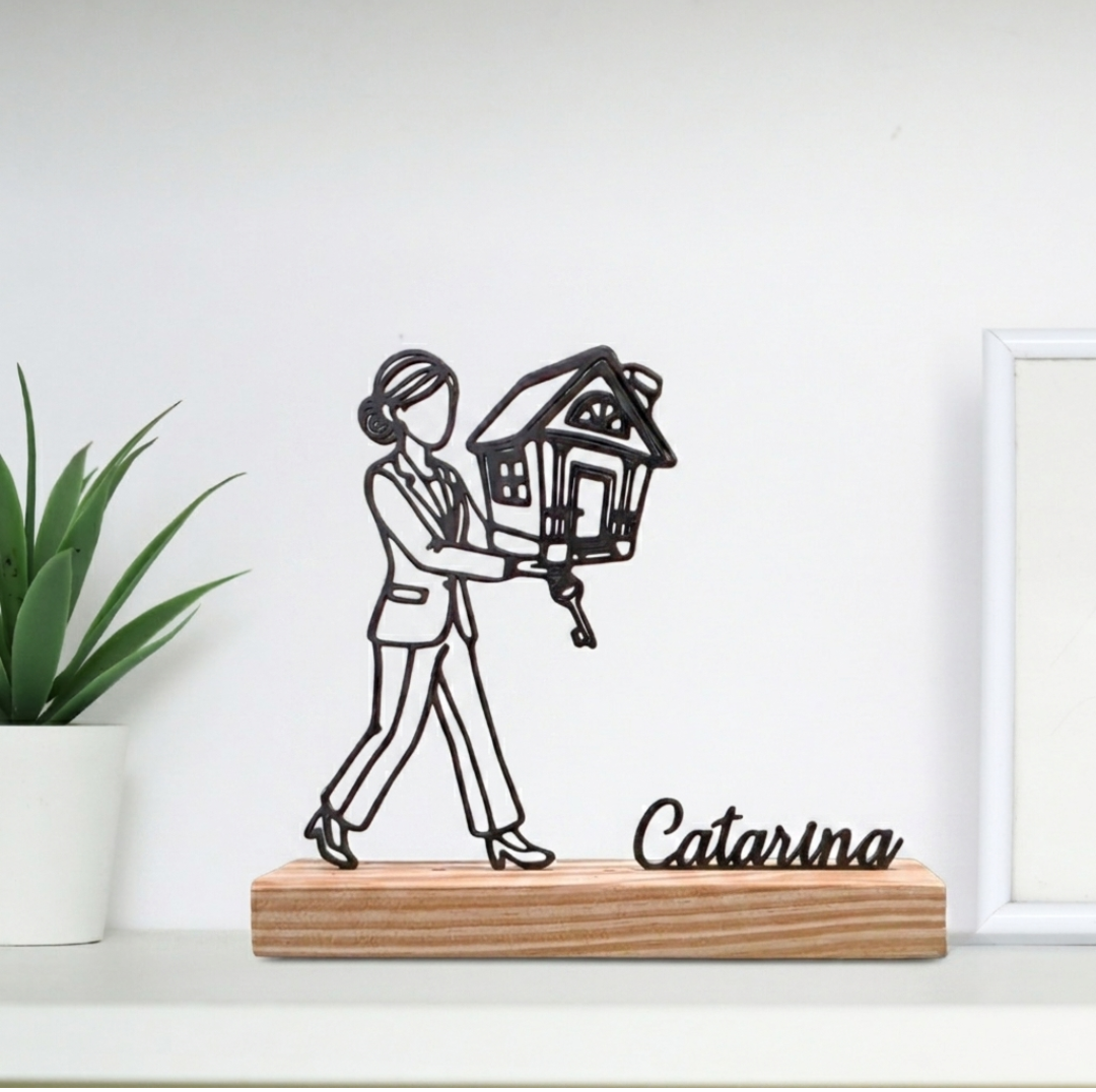 Escultura de consultora imobiliária em base de madeira, oferta profissional.
Estátua de mediadora, decoração de escritório para profissionais do setor.
Figura imobiliária, troféu exclusivo para consultoras e diretoras comerciais.