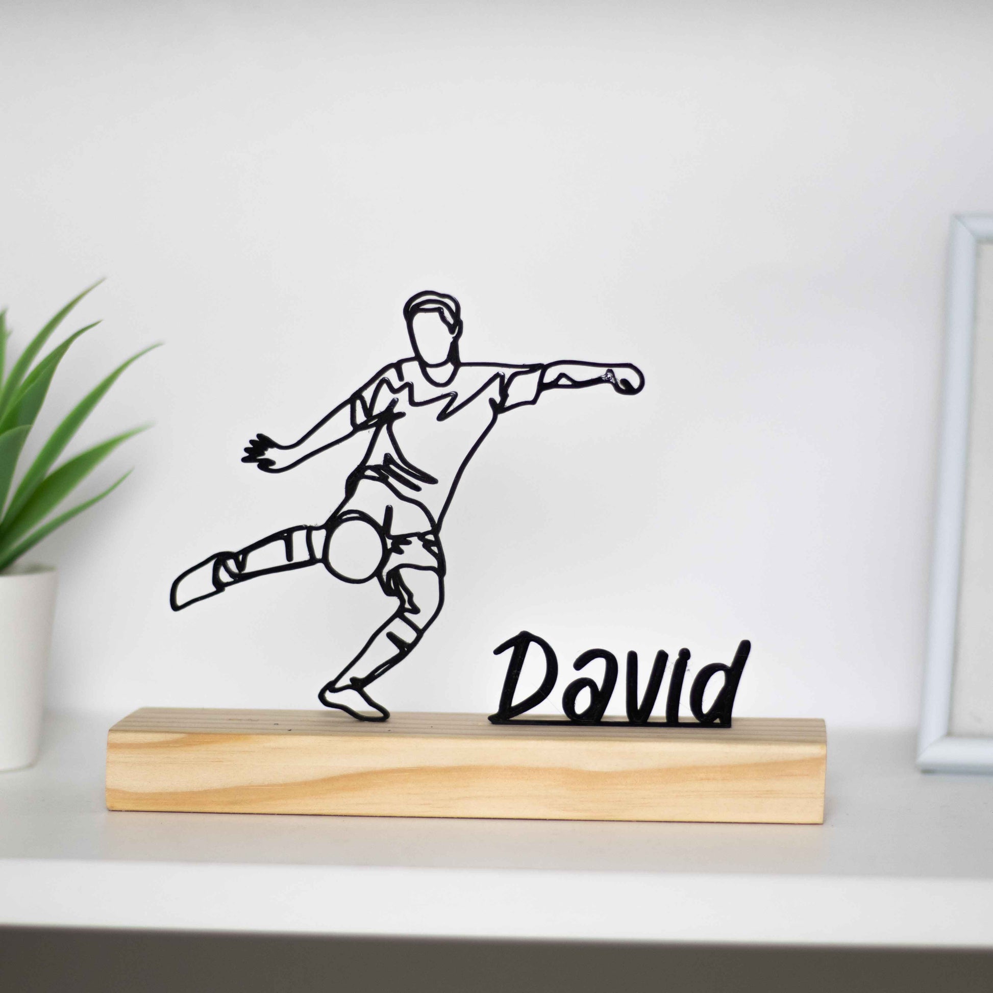Escultura troféu de jogador de futebol com base de madeira. Perfeito como prémio de competição, presente para jogadores ou decoração temática.