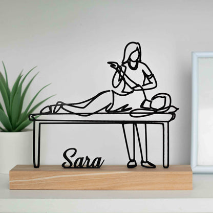 Figura de massoterapeuta em ação, ideal como decoração ou troféu profissional.