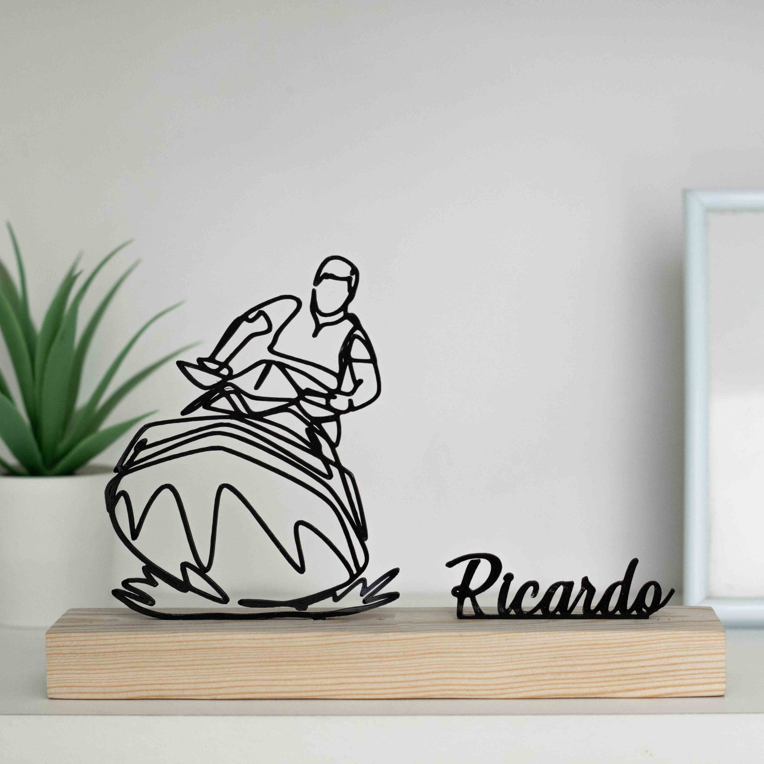 Figura de piloto de Jet Ski, ideal como troféu ou decoração náutica.