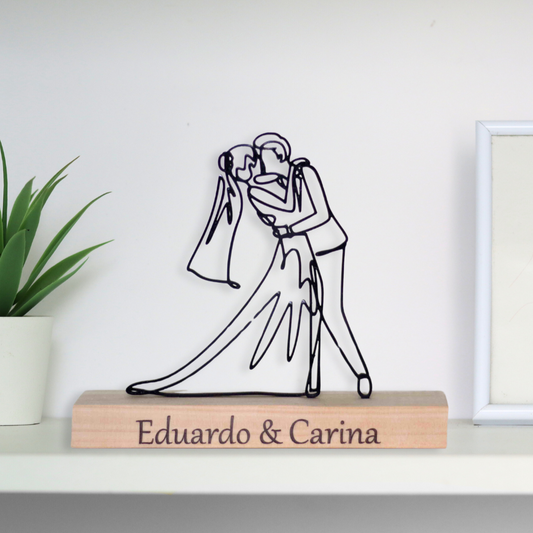 Figura de noivos em pose carinhosa, ideal para decoração de casamento.
