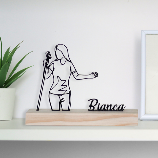 Escultura de cantora personalizada com base de madeira, ideal como troféu ou presente musical.