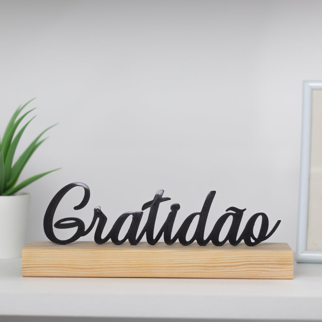 Escultura personalizada com nome ou palavra em base de madeira, presente único e decoração especial.