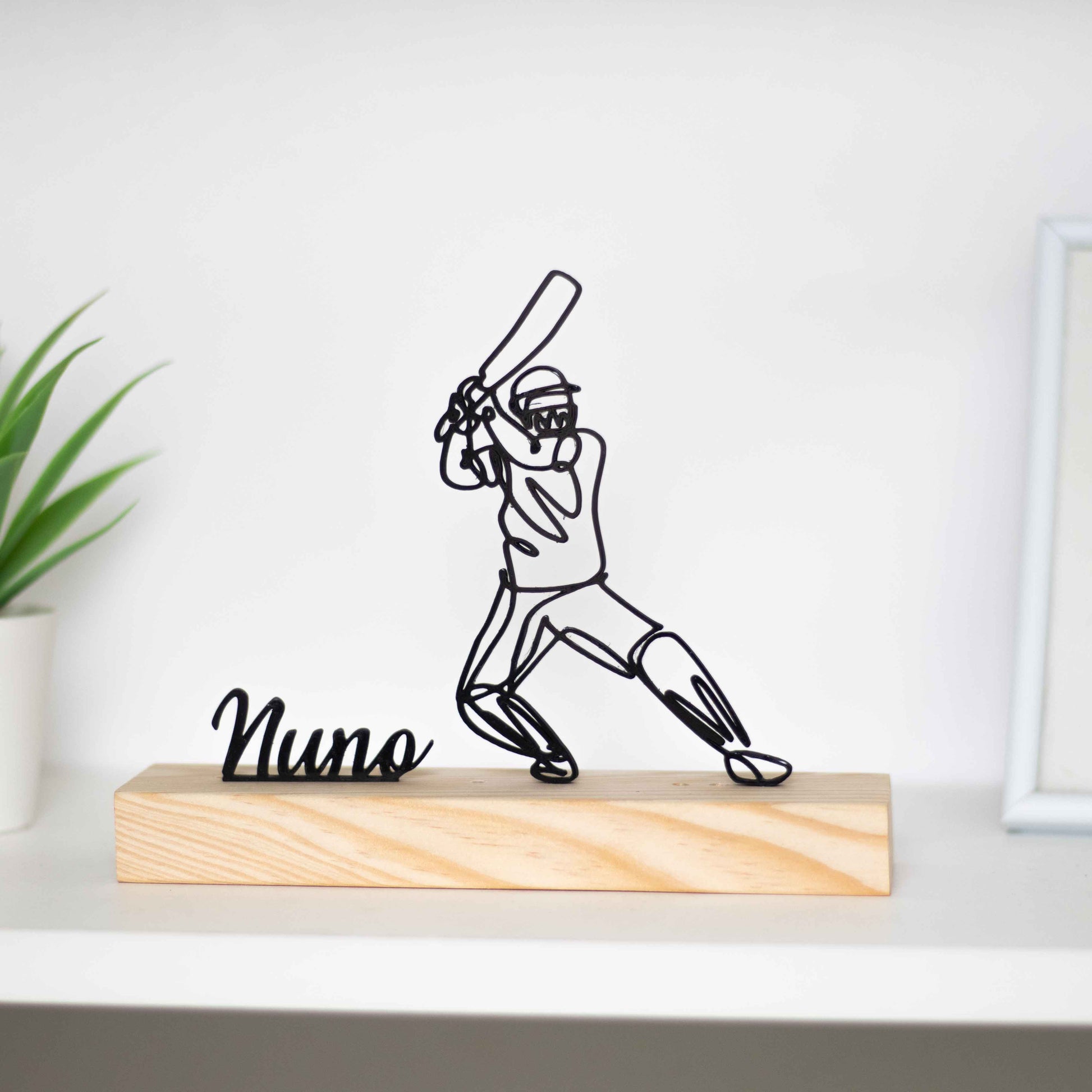 Escultura troféu de críquete com base de madeira. Ideal como prémio de competição, presente para atletas ou decoração temática.