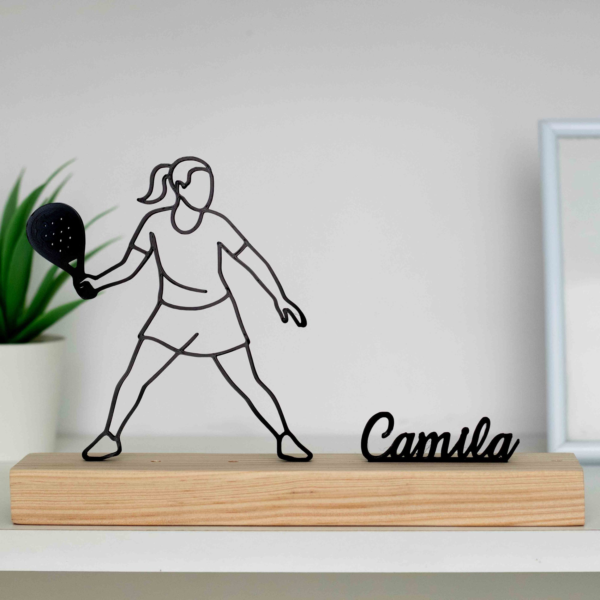 Figura feminina a jogar padel, peça decorativa elegante e personalizada.