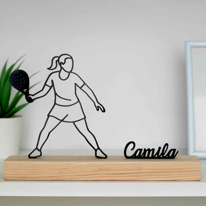 Figura feminina a jogar padel, peça decorativa elegante e personalizada.