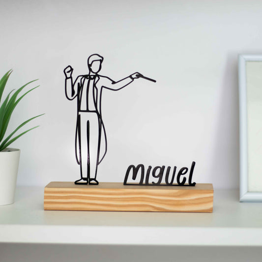 Escultura troféu de maestro de orquestra com base de madeira, figura elegante de regente orquestral. Presente personalizado ou prémio para maestros, regentes, amantes da música e decoração sofisticada. Personalizável com um nome à escolha, perfeito para uma lembrança única e especial.