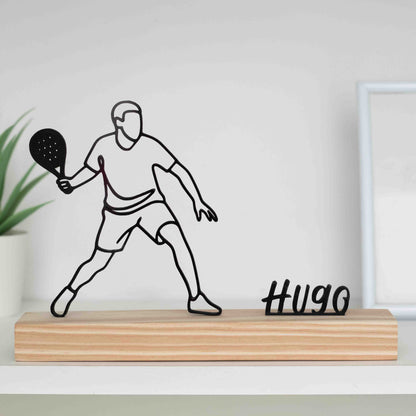 Figura de jogador de padel a bater na bola, presente personalizado desportivo.