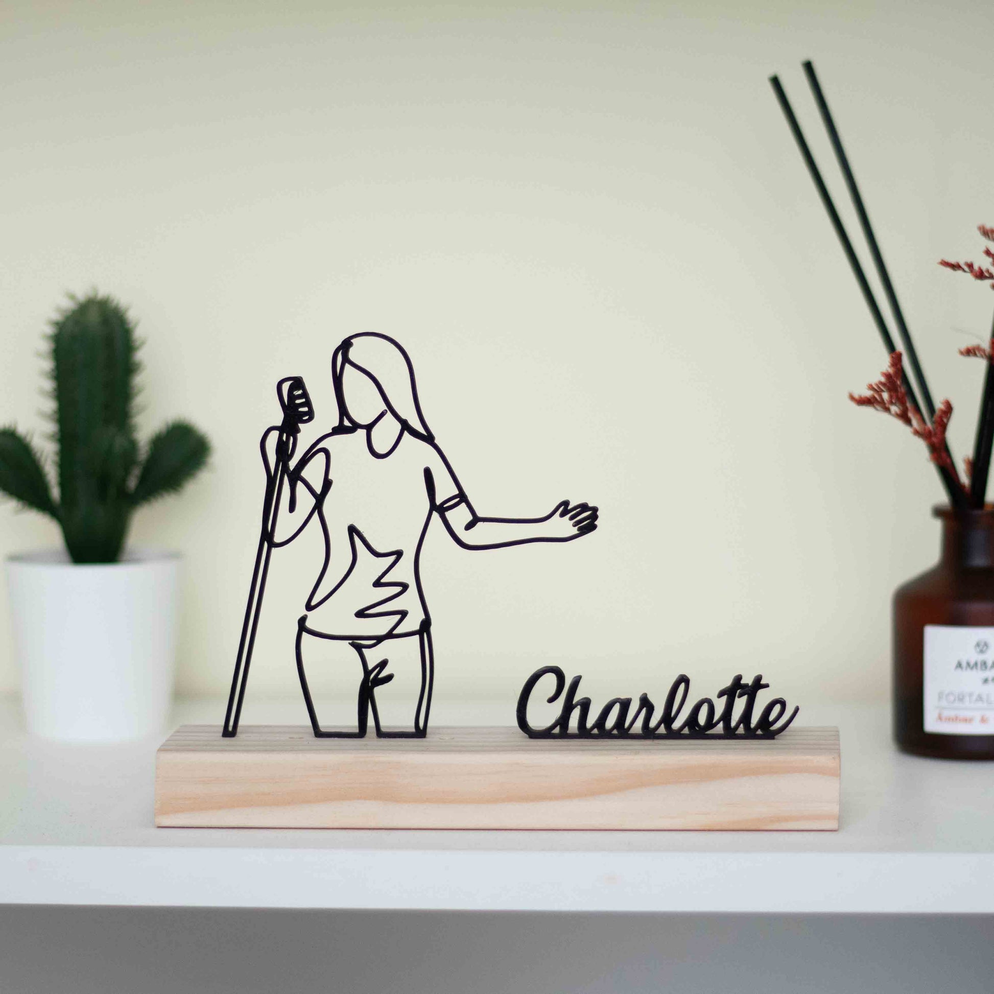 Estatueta de cantora com microfone, escultura personalizada para eventos ou prenda criativa.