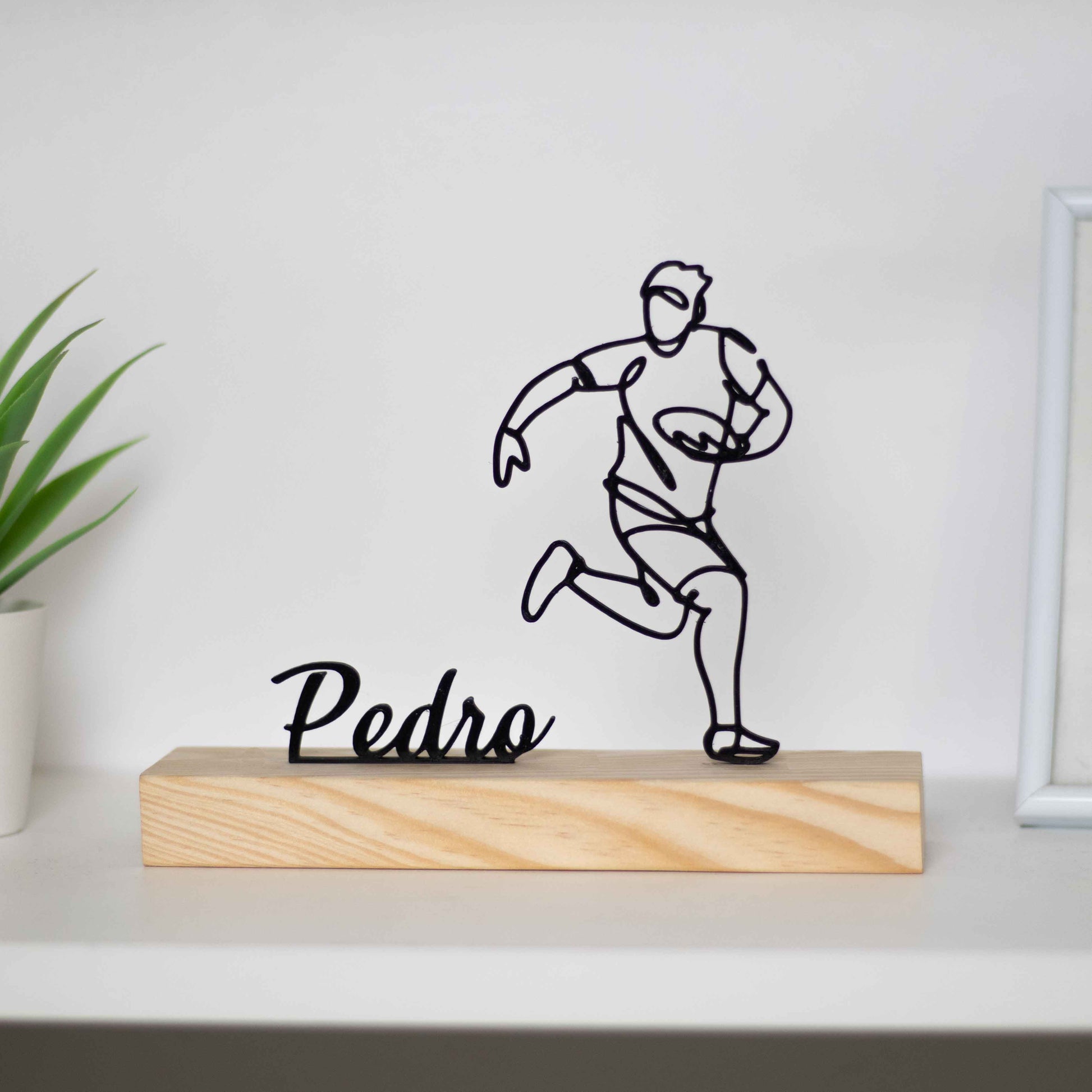 Troféu de futebol americano detalhado, representando um atleta pronto para a jogada. Ideal para fãs do esporte, premiações ou como peça decorativa inspiradora. Personalizável com nome.