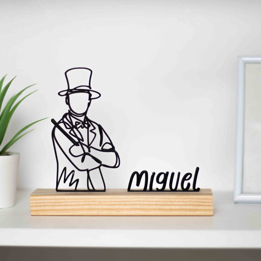 escultura de mágico com base de madeira. Um presente ou prêmio personalizado perfeito para amantes de mágica e decoração elegante. Personalizável com um nome de sua escolha, tornando-o uma lembrança única e especial.