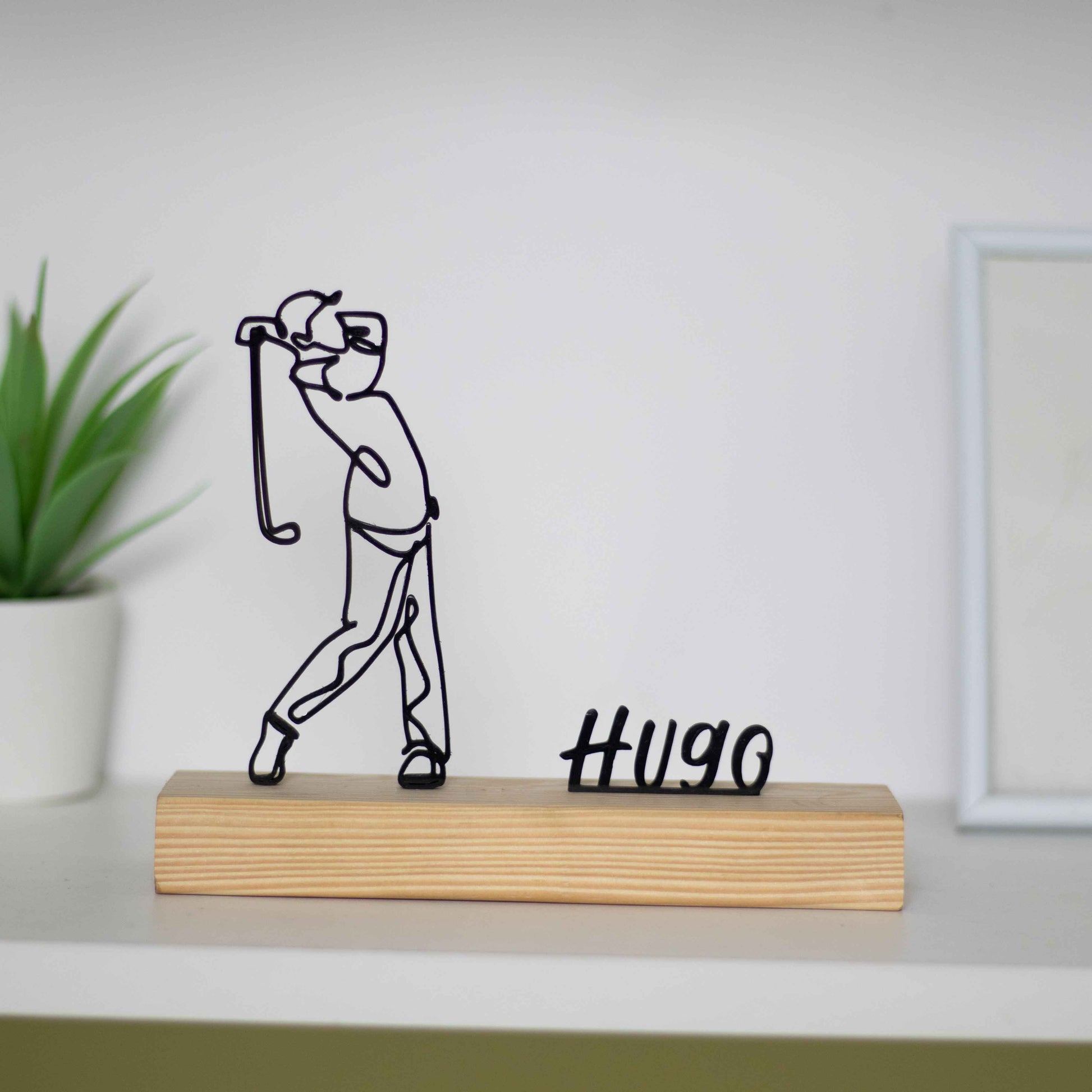 Escultura troféu de jogador de golfe com base de madeira, ideal para prémios de torneios, presentes personalizados e decoração elegante.