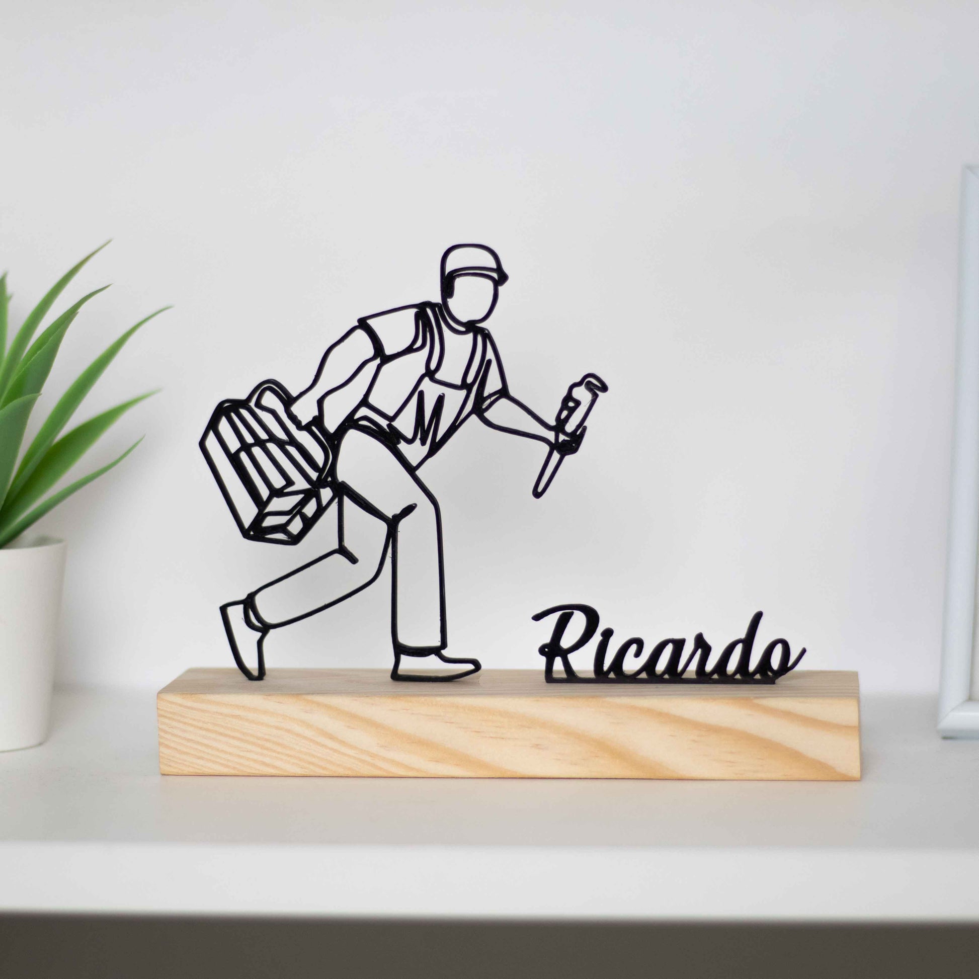 elegante escultura de mecanico com base de madeira. O presente perfeito para profissionais da mecanica, prémios personalizados e decoração temática. Personalizável com um nome à escolha!
