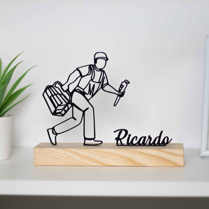 elegante escultura de mecanico com base de madeira. O presente perfeito para profissionais da mecanica, prémios personalizados e decoração temática. Personalizável com um nome à escolha!