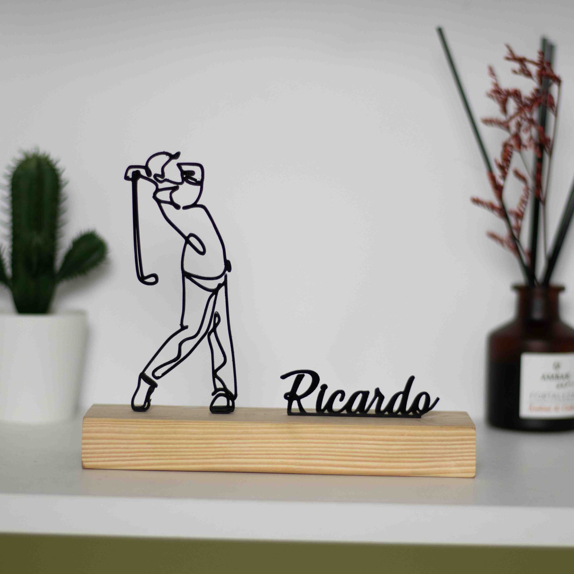 Figura de golfista fixada numa base de madeira, um presente exclusivo para amantes do golfe e prémios de reconhecimento.