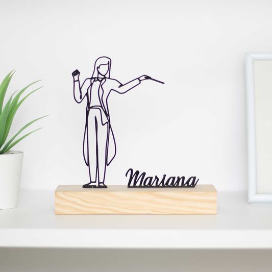 Escultura troféu de maestrina de orquestra com base de madeira, figura elegante de regente orquestral feminina. Presente personalizado ou prémio para maestrinas, regentes, amantes da música e decoração sofisticada. Personalizável com um nome à escolha, perfeito para uma lembrança única e especial.