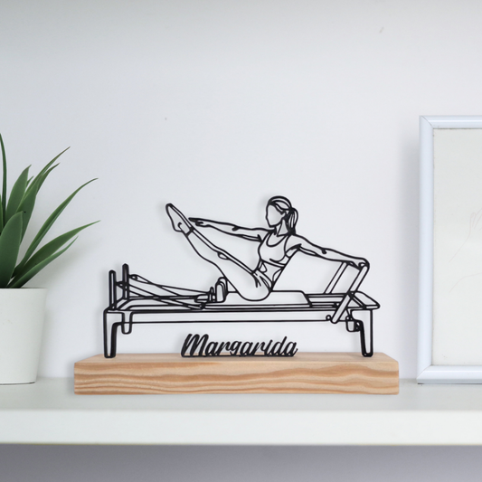 Escultura de mulher no Reformer de Pilates, decoração estúdio, oferta profissional de bem-estar.
