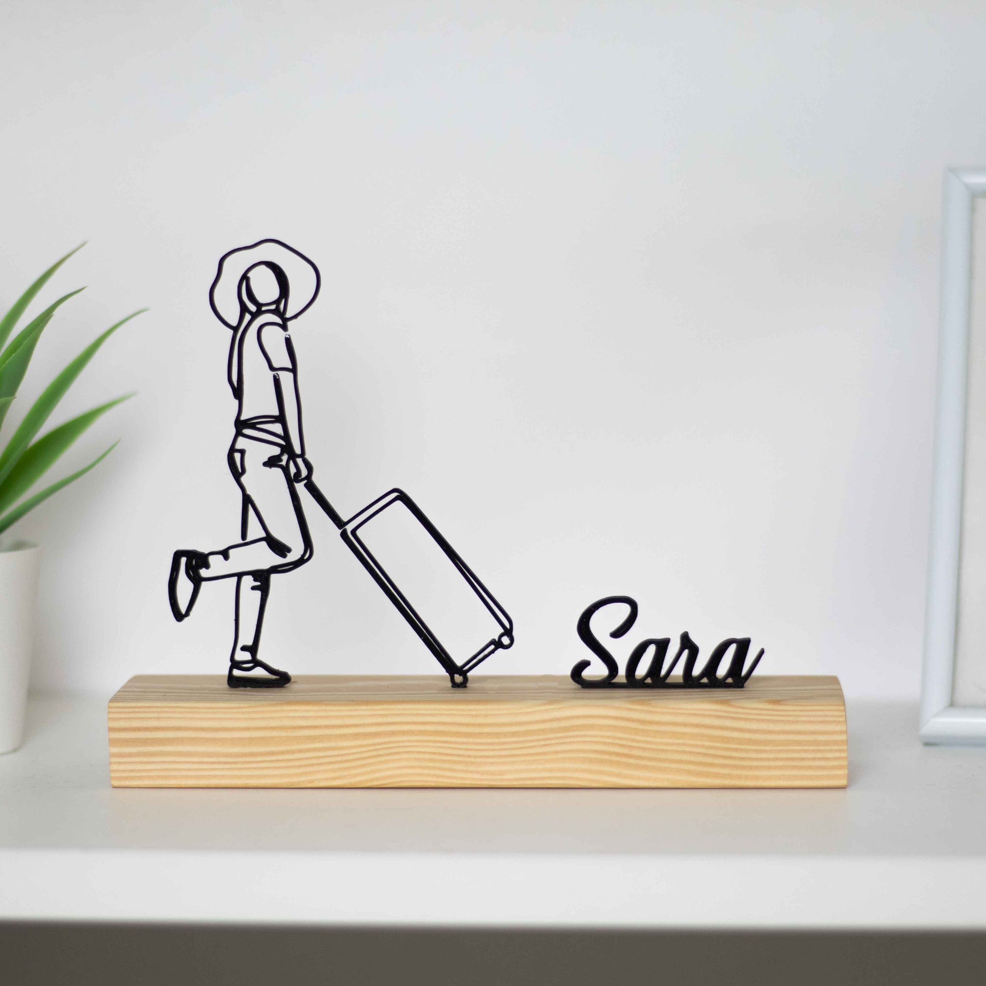 Troféu de mulher viajante, simbolizando liberdade e aventura. Ideal para decoração temática, prémios ou como presente especial para exploradoras. Personalize com um nome à escolha!