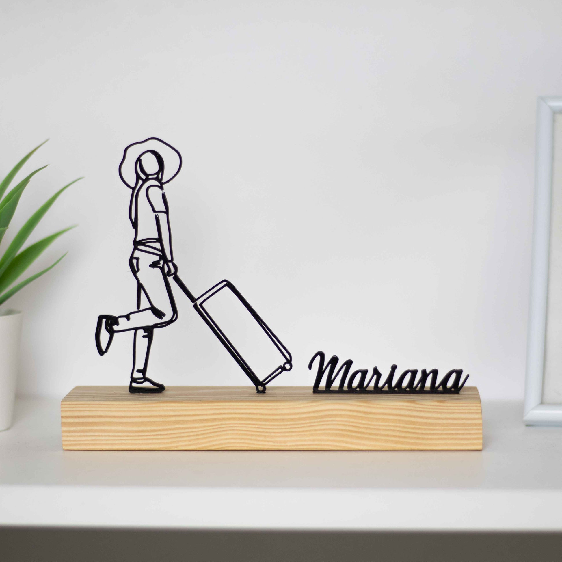 Troféu de mulher viajante, simbolizando liberdade e aventura. Ideal para decoração temática, prémios ou como presente especial para exploradoras. Personalize com um nome à escolha!