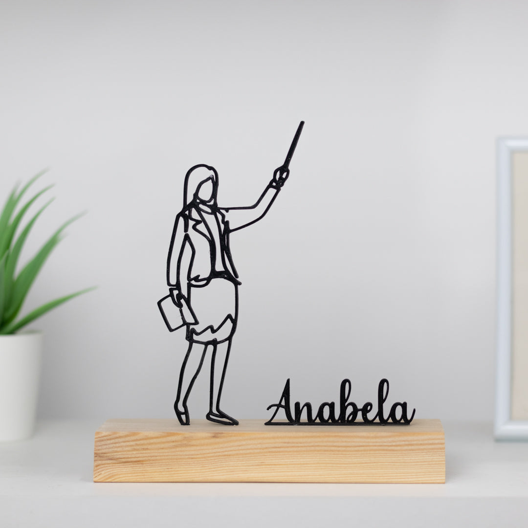 escultura de imagem de professora com base de madeira. Personalizável com um nome de sua escolha, tornando-o uma lembrança única e especial.