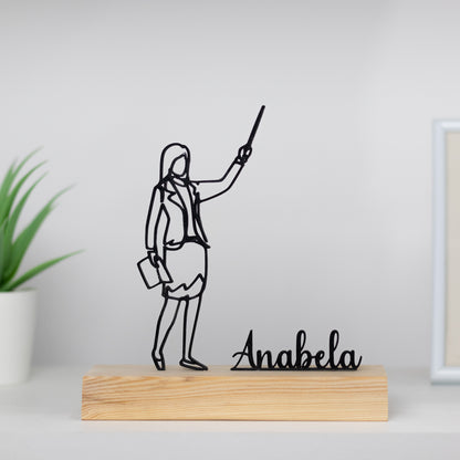 escultura de imagem de professora com base de madeira. Personalizável com um nome de sua escolha, tornando-o uma lembrança única e especial.