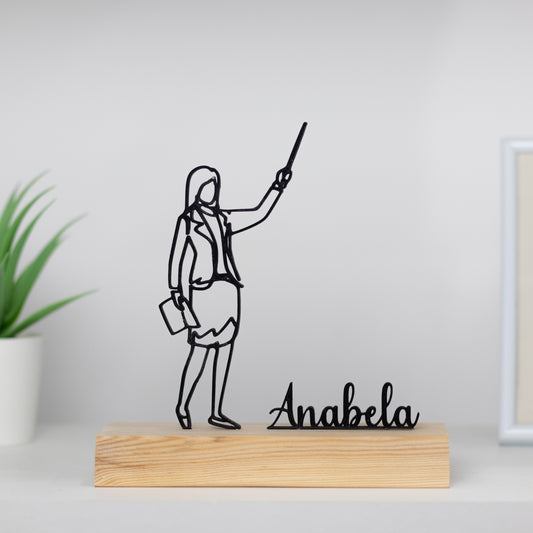 escultura de imagem de professora com base de madeira. Personalizável com um nome de sua escolha, tornando-o uma lembrança única e especial.