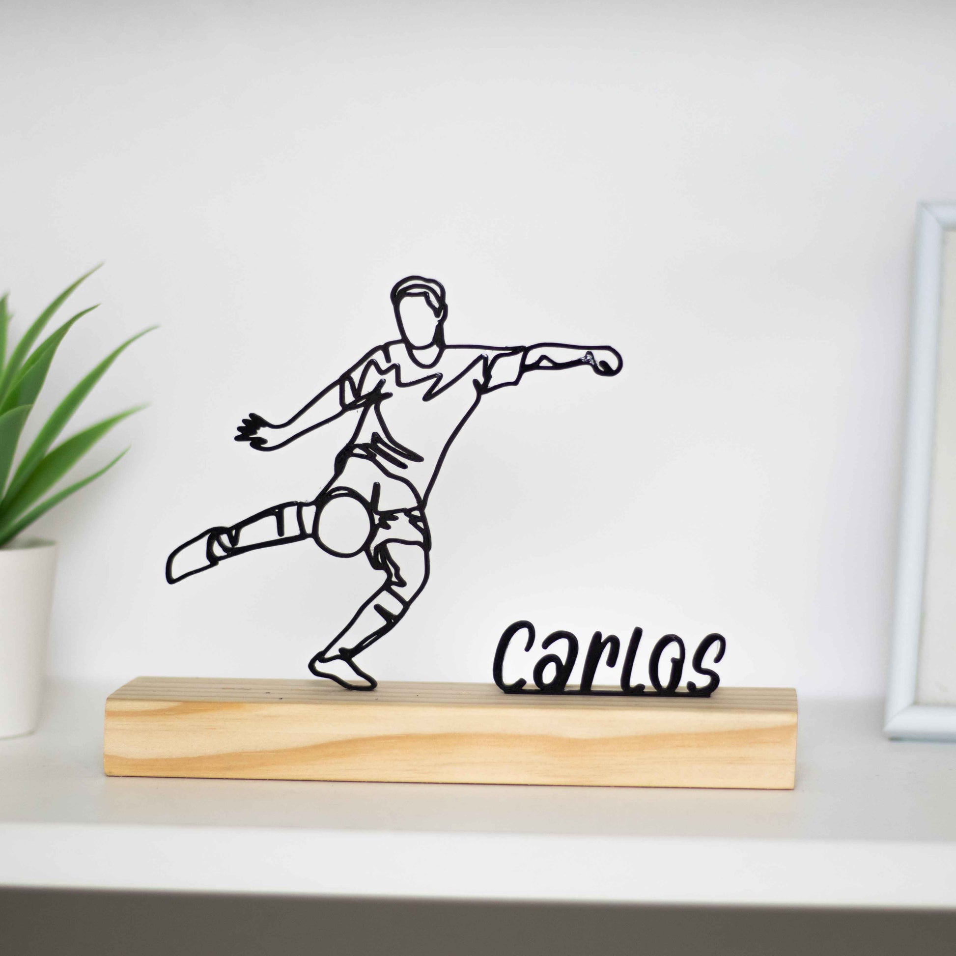  troféu de jogador de futebol com base de madeira, capturando um atleta em ação. Perfeito como prémio de competição, presente para jogadores ou decoração temática. Personalizável com um nome à escolha, ideal para amantes do futebol.