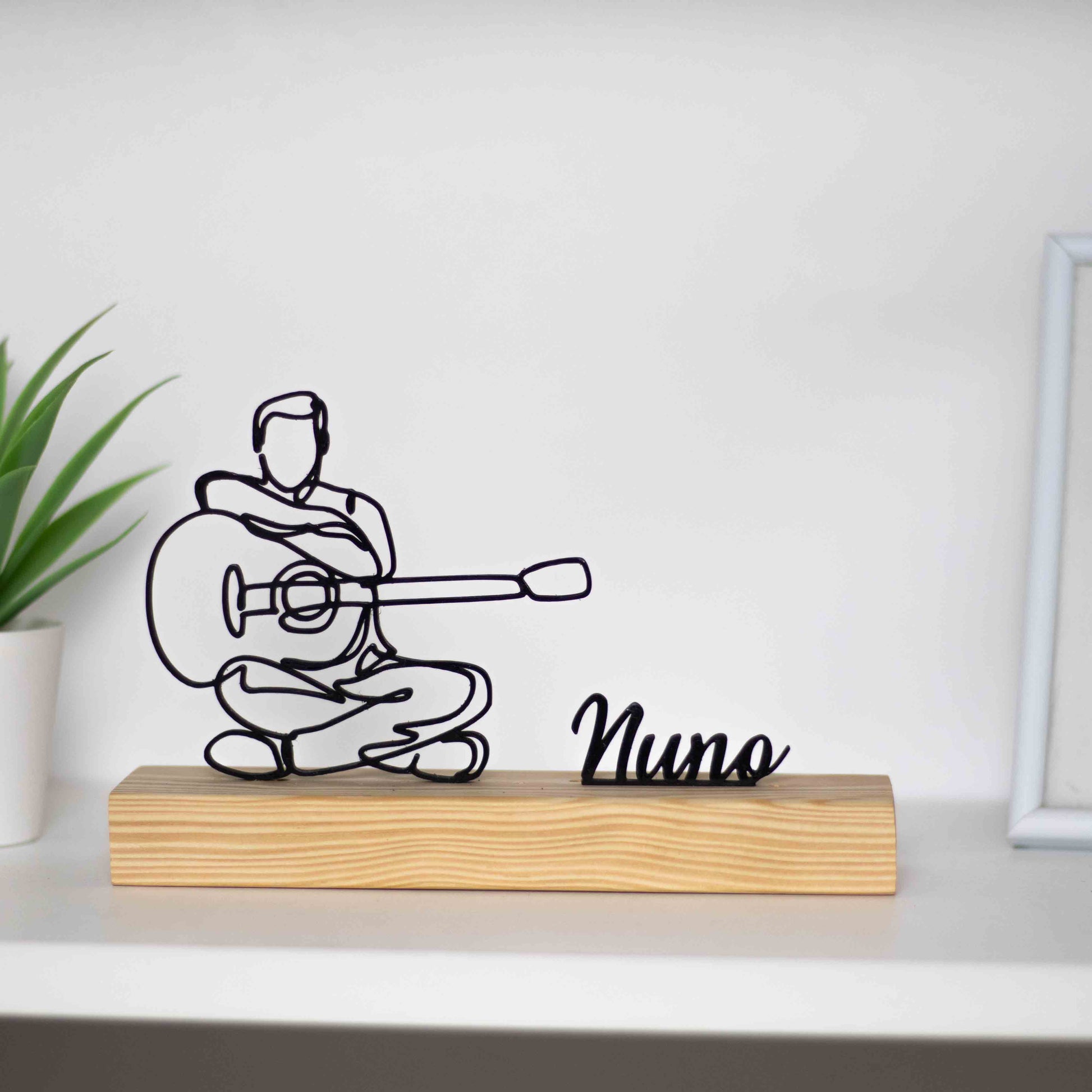  troféu de violonista com base de madeira, representando um músico tocando violão. Presente personalizado ou prémio para violonistas, amantes da música e decoração sofisticada. Personalizável com um nome à escolha, perfeito para uma lembrança única e especial.