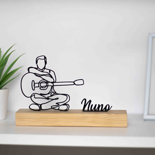  troféu de violonista com base de madeira, representando um músico tocando violão. Presente personalizado ou prémio para violonistas, amantes da música e decoração sofisticada. Personalizável com um nome à escolha, perfeito para uma lembrança única e especial.